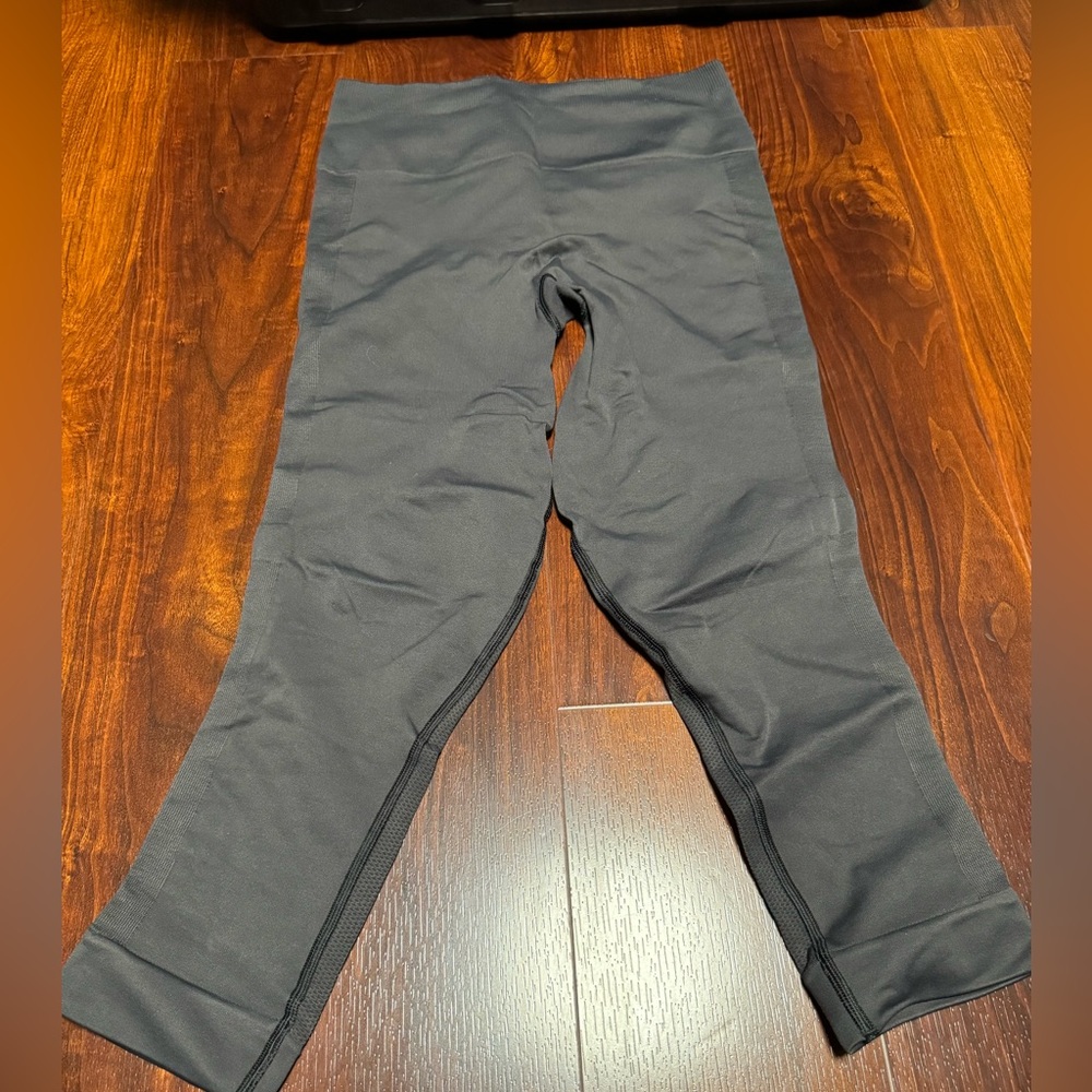 Lululemon Size 6 Women's Leggings - Gray.       (101)